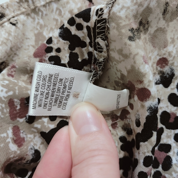 Dana Buchman Blouse In XL. Collared, Button Up, Leopard Print, Short Sleeves - Picture 7 of 8